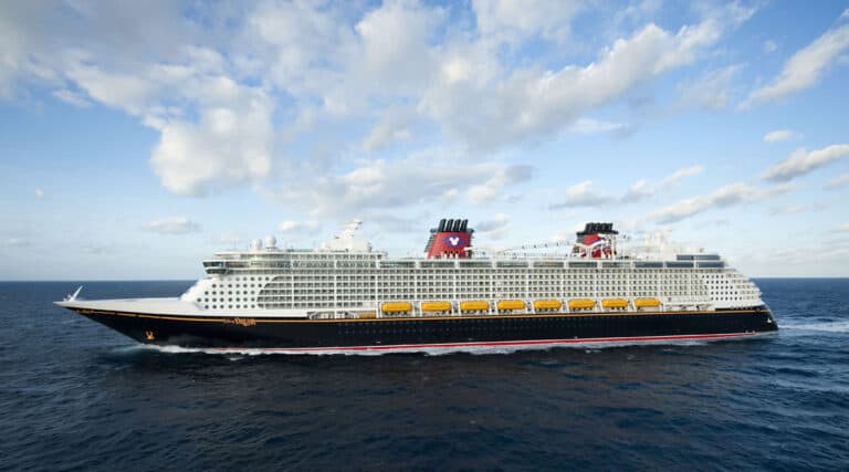Disney-Dream-Cruiseline-at-sea