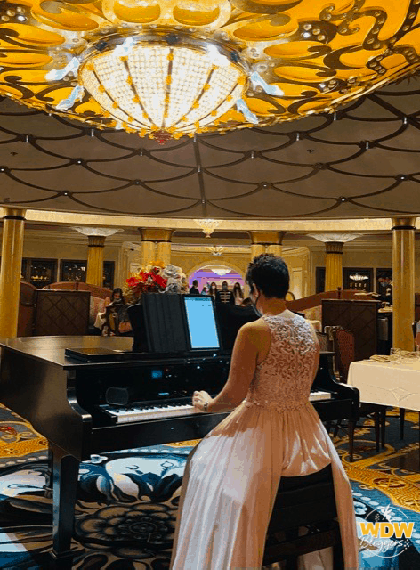Disney-Dream-Royal-Palace-Piano-Player